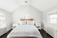 Renovated Bellport Village home 벨포트 호텔