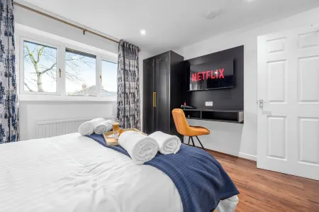 Brooklands home | 12 min to Airport | Free parking | Private garden Отели рядом с достопримечательностью «Парк Сейл Уотер»
