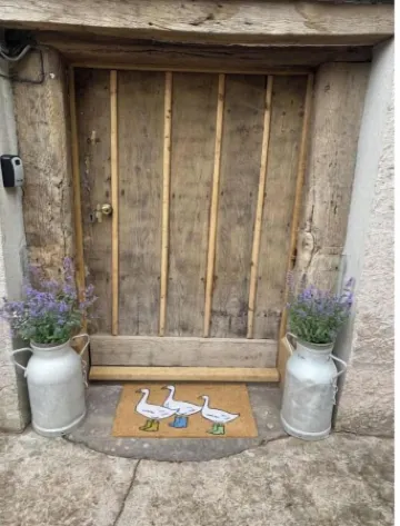 Cosy, comfy & tranquil farm cottage with log fire & country walks from the door