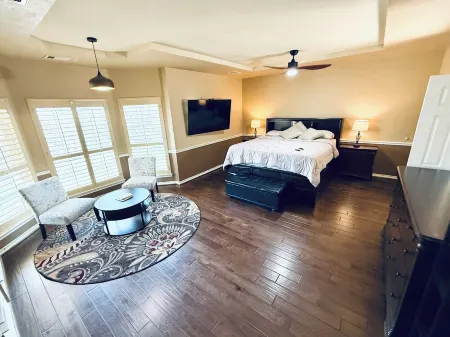 Spacious 5 Bedroom Home Luxury Outdoor Space Ideal for Families & Remote Work Отели в г. Роулетт