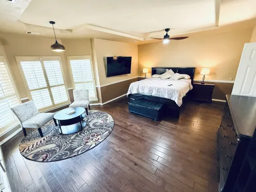 Spacious 5 Bedroom Home Luxury Outdoor Space Ideal for Families & Remote Work