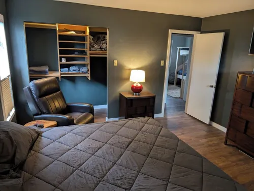 3-bedroom house in tranquil Lakewood with WiFi, AC, and salt water hot tub.