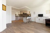 Air-conditioned 39m2 studio close to stores, beach and train station. 10 mn walk to all