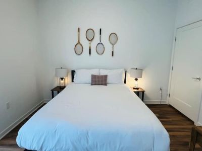 Luxury by the Grove and LACMA free parking , gym hot jacuzzi