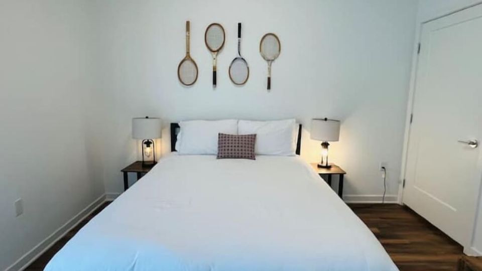 Luxury by the Grove and LACMA free parking , gym hot jacuzzi