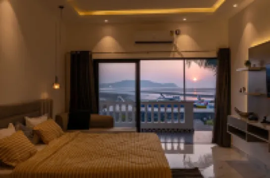 3 BHK Private villa with pool, WiFi, AC and Kitchen & Car Parking