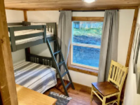 Private Kenai cabin near ocean/airport/fishing Hoteles en Kenai