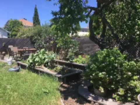 Beautiful 2BR Open Floor Plan Apt, Garden & Sauna