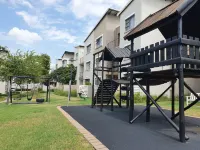Enchanting apartment with WiFi in vibrant Dainfern, Sandton Hotels in Fourways