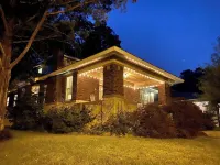 The Back House - Midtown Memphis Guest House with Private Entrance & Backyard