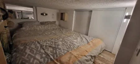 Cosy studio with mezzanine bed Отели в г. Бёр