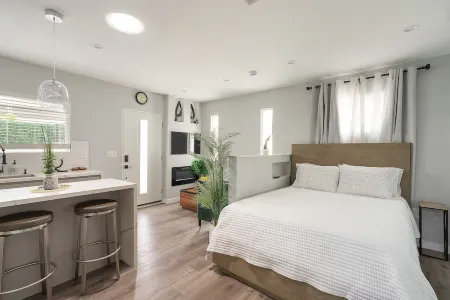 Casa CW 3Bedrooms House + Guest Studio Near LAX/SoFi Stadium/Beach