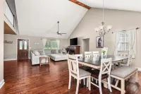 Charming Farmhouse Getaway – Peaceful Country Escape with Modern Comforts!