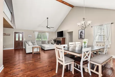 Charming Farmhouse Getaway – Peaceful Country Escape with Modern Comforts!