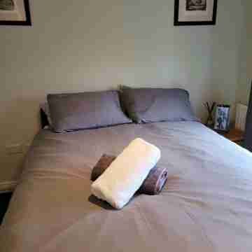 NICE DOUBLE ROOM WITH DELUXE BATHROOM. Just 10 min walk to Basingstoke  Hospital Rooms