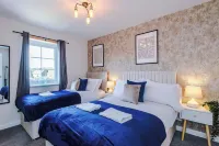 Luxury & Modern Equipped Liverpool 3 Bedroom House WParking Sleeps 9 Max Hotels in Speke