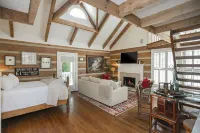 La Pearla Ranch Nashville, 7 bedroom, 8 bath, 9500 sf Log Mansion with pool