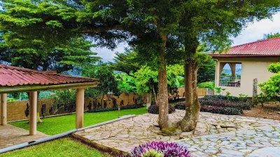 Charming 3-bedroom house in enchanting Aburi with WiFi, AC  호텔