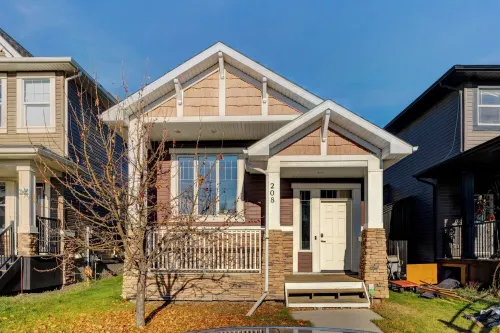 Cozy Home tucked away in Calgary NW. 10 min away from the YYC airport.
