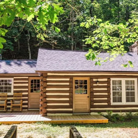 Creek side Log Cabin with hot tub in White Sulphur Springs WV