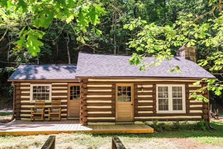 Creek side Log Cabin with hot tub in White Sulphur Springs WV Отели рядом с достопримечательностью «The Greenbrier Golf Club»