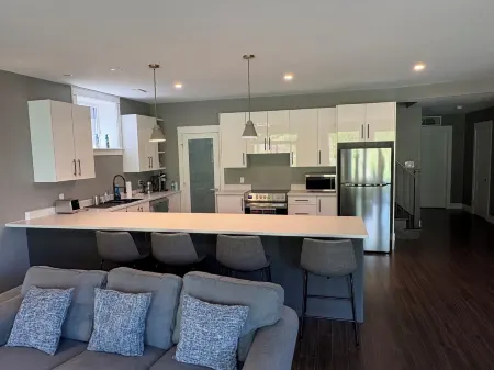 Spacious Walkout Garden-Level Floor W Full Kitchen