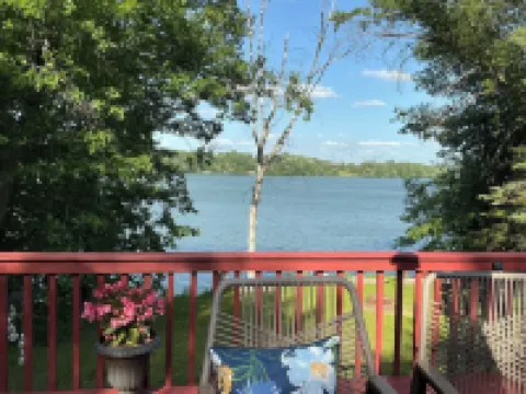 Charming 3-bedroom cabin with WiFi, AC in lovely Upper Turtle Lake.