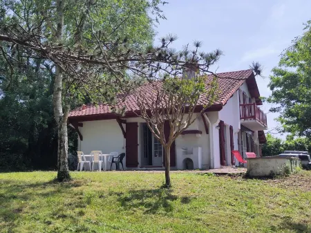 House near Ascain Отели в г. Сен-Пе-Сюр-Нивель