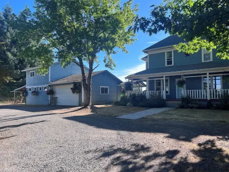 Charming 1-Bedroom Apartment on 3 Acres in Rural Woodburn, Near I-5 & Shopping