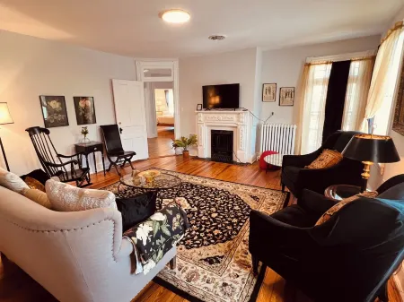 Magnolia Wind elegant 3 BR 1BA loft apartment park for free and walk downtown