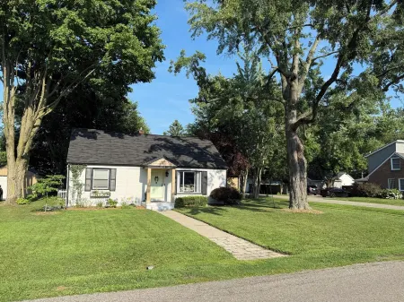 Charming 2-bedroom house in beach community Отели в г. Сильван Лейк