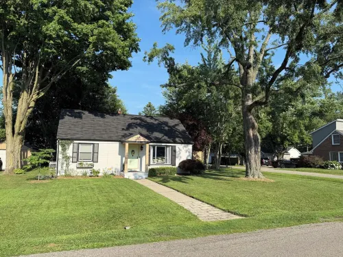 Charming 2-bedroom house in beach community Hotels in Sylvan Lake