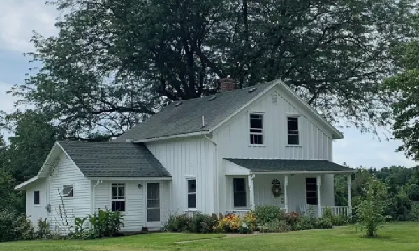 Charming historic 2-bedroom farmhouse 4 miles from historic Milan with WiFi Hotels in Milan Township