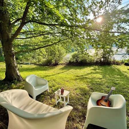 Enchanting Lake front chalet with backyard and fire pit. Dog friendly.