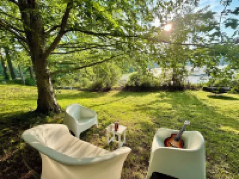 Enchanting Lake front chalet with backyard and fire pit. Dog friendly.