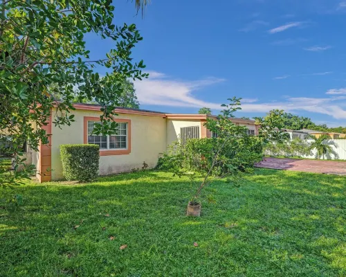 Charming 2-bedroom house in brilliant Miami with WiFi, AC that fits 8 people Hotels in Golden Glades