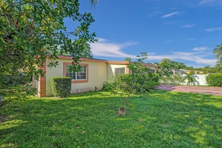 Charming 2-bedroom house in brilliant Miami with WiFi, AC that fits 8 people Отели рядом с достопримечательностью «Beijing Mart»