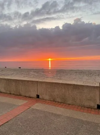 Superbe Appartement Avec Balcon en Bord de mer Отели в г. Мер-ле-Бен