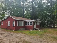 Charming 3-bedroom cabin in Casco with Sebago Lake access and a dock. Hotels in Casco