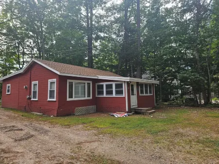 Charming 3-bedroom cabin in Casco with Sebago Lake access and a dock.