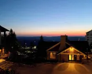 NEW! In Village Ski in/Ski out - HH#210 Hootenanny Hut sleeps 5