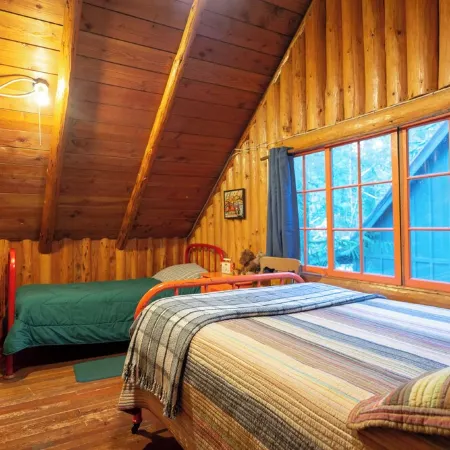 Laughing Bear Log Cabin, historical, sleeps 8, full kitchen, 2 dining areas!!