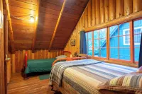 Laughing Bear Log Cabin, historical, sleeps 8, full kitchen, 2 dining areas!!