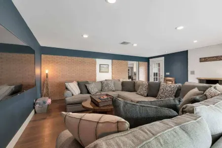 Gorgeous Home with Grill 5Min from MainSt!