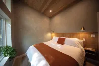 Cozy Luxury Cabin w/ Hot Tub, Fireplace, King Bed Hotels in Newry