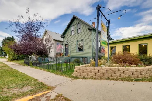 Red Lodge Home on Broadway - 15 Min to Ski Resort! - parking