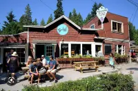 Roberts Creek Cottage. Close to village, beach, hiking and biking trails. Hotels in Sunshine Coast Regional District