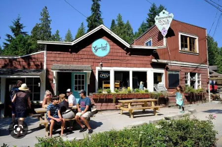 Roberts Creek Cottage. Close to village, beach, hiking and biking trails.