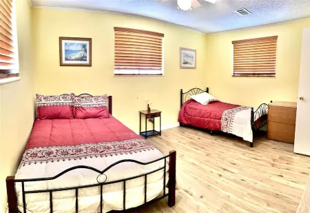 Sunny Vista -2 Bd - Seconds From the Beach!