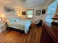 Blue Ridge Mountain Cottage close to everything Asheville has to offer.